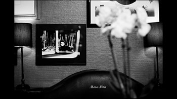 Entdecken Sie das stilvolle Ambiente der Mona Lisa Bar in Frankfurt am Main. Dieses Schwarz-Weiß-Foto fängt die elegante Atmosphäre unserer Bar ein, ergänzt durch die sanfte Präsenz einer Orchidee im Vordergrund. Ein Ort, um stilvoll zu entspannen und das besondere Flair der Frankfurter Barszene zu genießen. Ideal für einen Abend mit Freunden oder ein intimes Treffen im Herzen von Frankfurt. Entdecken Sie das stilvolle Ambiente der Mona Lisa Bar in Frankfurt am Main. Dieses Schwarz-Weiß-Foto fängt die elegante Atmosphäre unserer Bar ein, ergänzt durch die sanfte Präsenz einer Orchidee im Vordergrund. Ein Ort, um stilvoll zu entspannen und das besondere Flair der Frankfurter Barszene zu genießen. Ideal für einen Abend mit Freunden oder ein intimes Treffen im Herzen von Frankfurt.