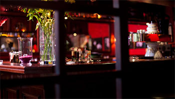 Spüren Sie die intime und warme Atmosphäre der Mona Lisa Bar in Frankfurt am Main. Dieses Bild fängt die gemütliche Stimmung mit sanftem roten Licht und der eleganten Einrichtung unserer Bar ein, die zum Verweilen und Genießen einlädt. Ein perfekter Ort für private Gespräche und entspannte Abende im Herzen Frankfurts. Spüren Sie die intime und warme Atmosphäre der Mona Lisa Bar in Frankfurt am Main. Dieses Bild fängt die gemütliche Stimmung mit sanftem roten Licht und der eleganten Einrichtung unserer Bar ein, die zum Verweilen und Genießen einlädt. Ein perfekter Ort für private Gespräche und entspannte Abende im Herzen Frankfurts.