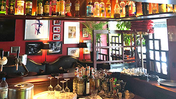 Betreten Sie das lebhafte Herz der Mona Lisa Bar in Frankfurt am Main: Unser charakteristischer Tresenbereich, gesäumt von einer beeindruckenden Auswahl an Spirituosen und umgeben von sorgfältig ausgewählten Kunstwerken und Dekorationen, die das einzigartige Interieur der Bar prägen. Genießen Sie das pulsierende Ambiente unserer Bar, perfekt für einen Abend voller Genuss im Zentrum Frankfurts. Betreten Sie das lebhafte Herz der Mona Lisa Bar in Frankfurt am Main: Unser charakteristischer Tresenbereich, gesäumt von einer beeindruckenden Auswahl an Spirituosen und umgeben von sorgfältig ausgewählten Kunstwerken und Dekorationen, die das einzigartige Interieur der Bar prägen. Genießen Sie das pulsierende Ambiente unserer Bar, perfekt für einen Abend voller Genuss im Zentrum Frankfurts.